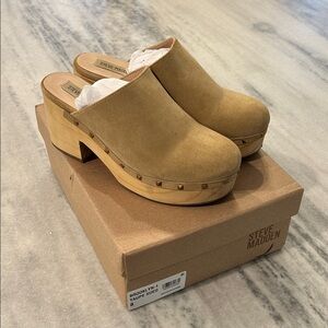 Steve Madden Brooklyn Taupe Suede Studded Wooden Clogs sz 8